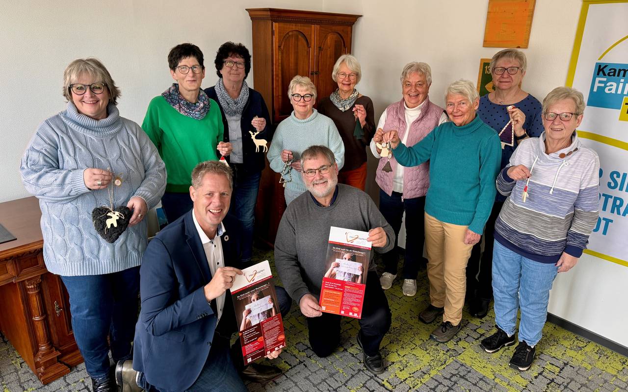 Auf dem Foto seht ihr links im Bild Kirsten Fuhr von AliBaba, Bürgermeister und Schirmherr Volker Sonneborn und Pfarrer Dirk Spornhauer und die Herzklopfenhelferinnen mit Kathrein Dickel, Renate Stremmel, Lauren Bendisch, Bärbel Treude, Ingrid Kroh, Marlene Brinkmann, Ingrid Saßmannshausen, Waltrud Sinner