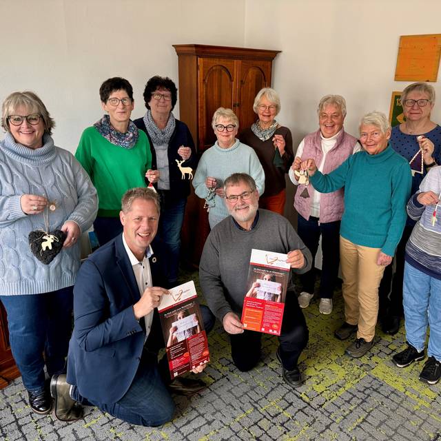 Auf dem Foto seht ihr links im Bild Kirsten Fuhr von AliBaba, Bürgermeister und Schirmherr Volker Sonneborn und Pfarrer Dirk Spornhauer und die Herzklopfenhelferinnen mit Kathrein Dickel, Renate Stremmel, Lauren Bendisch, Bärbel Treude, Ingrid Kroh, Marlene Brinkmann, Ingrid Saßmannshausen, Waltrud Sinner