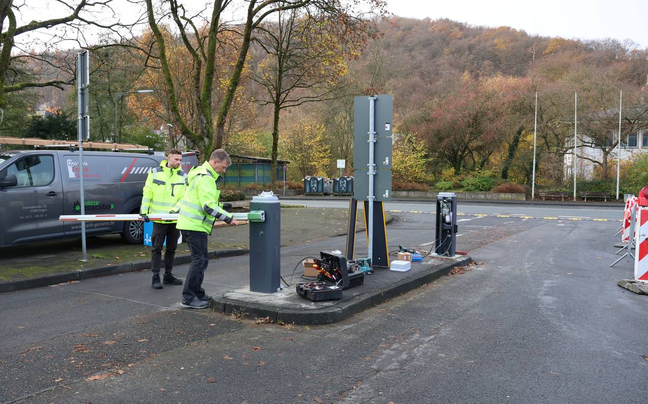 Die Montage der neuen Schrankenanlage am Bismarckplatz in Weidenau ist abgeschlossen.