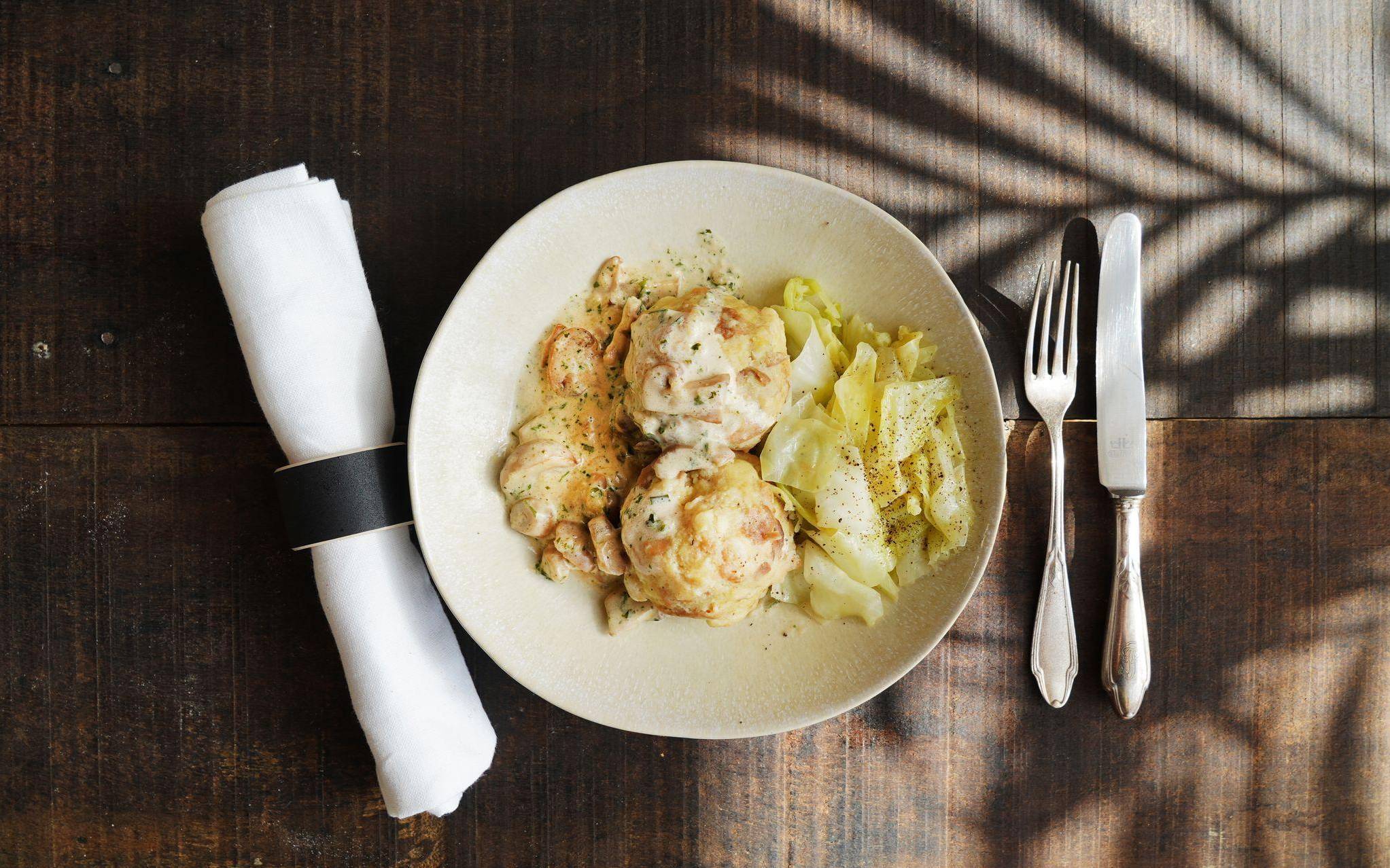 Semmelknödel mit Pilzrahmsauce und geschmortem Spitzkohl