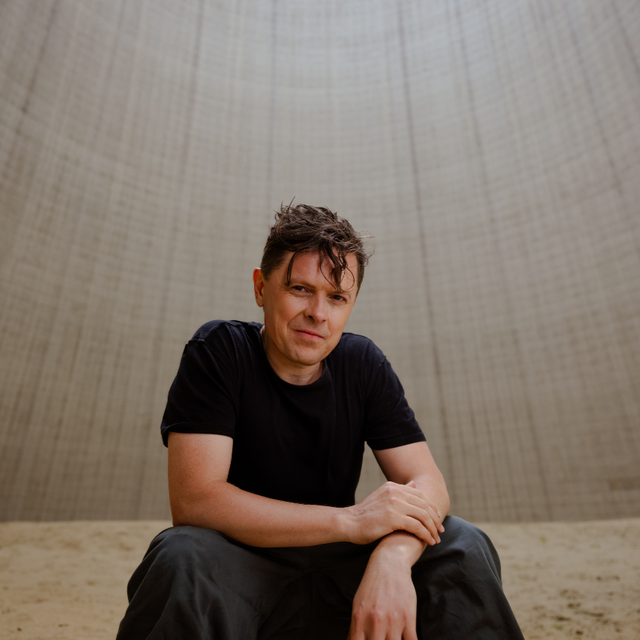 Auf dem Bild ist Künstler und Sänger Michael Patrick Kelly zu sehen