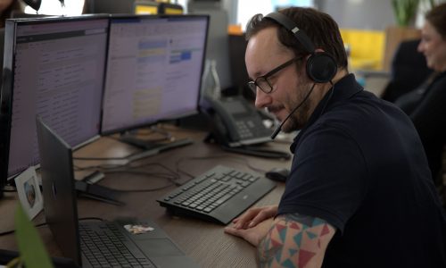 Sascha Weinrich, Geschäftsführer der vyn marketing GmbH an seinem Arbeitsplatz