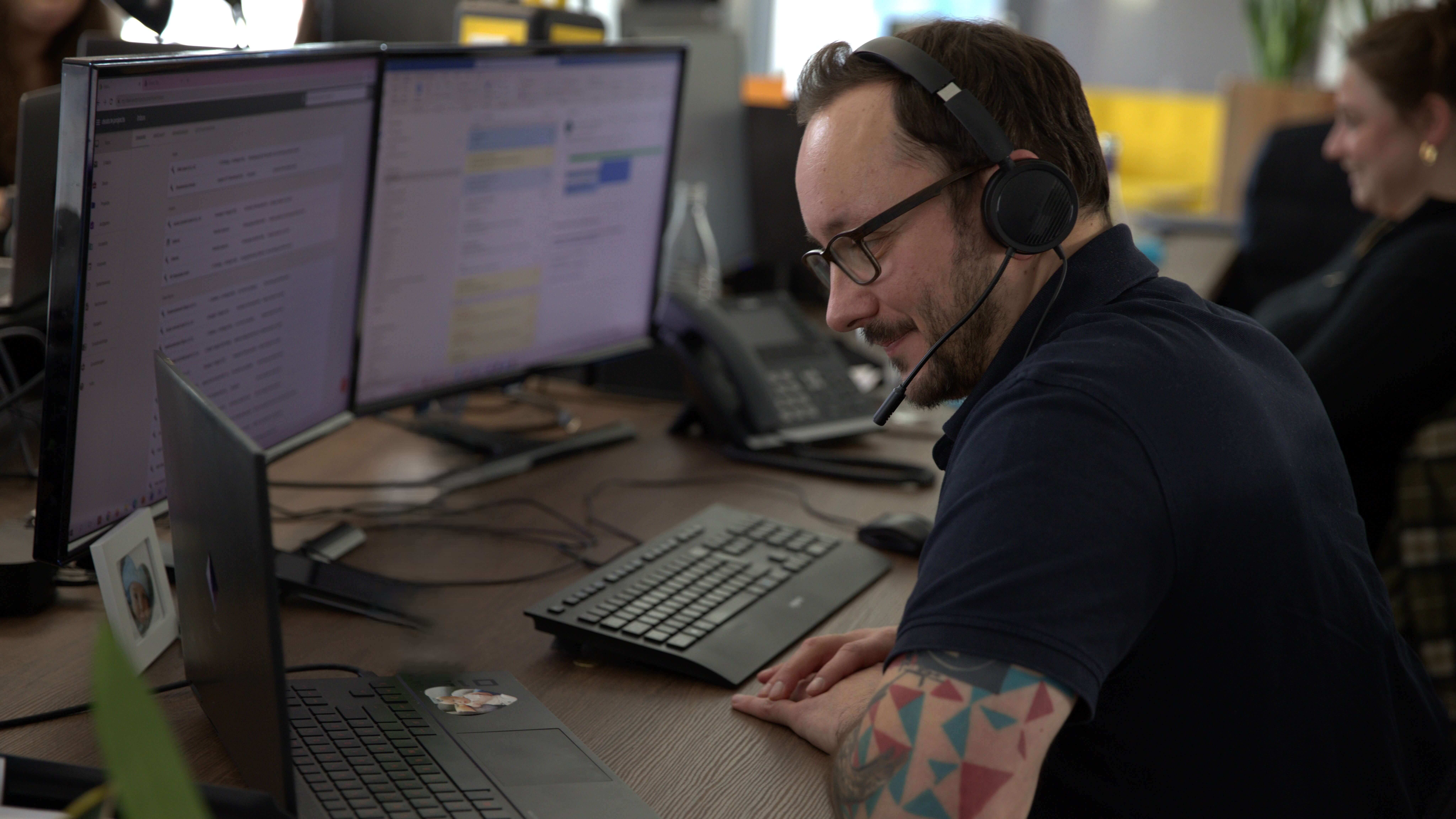 Sascha Weinrich, Geschäftsführer der vyn marketing GmbH an seinem Arbeitsplatz