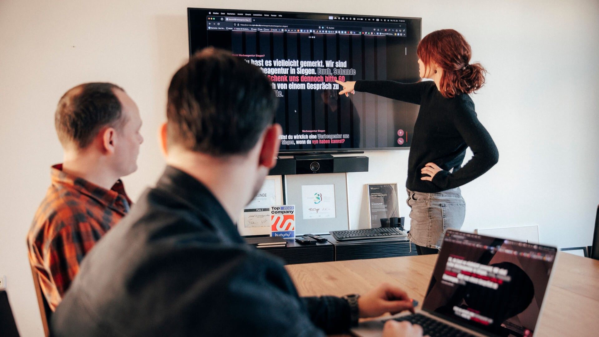 Team der Werbeagentur vyn in Siegen während einer Besprechung