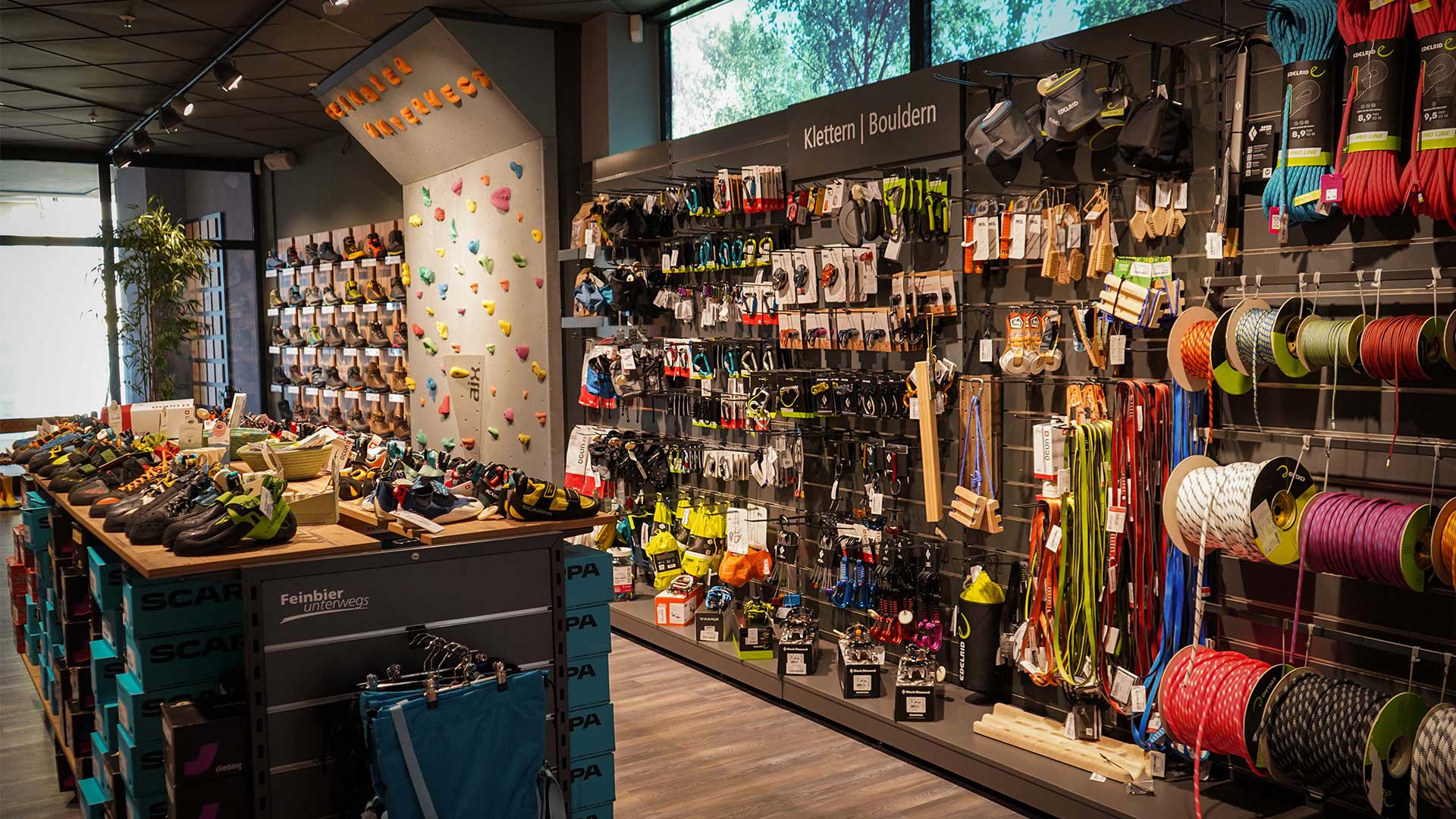 Sortiment an Wand des Outdoor Shops feinbier unterwegs in Siegen