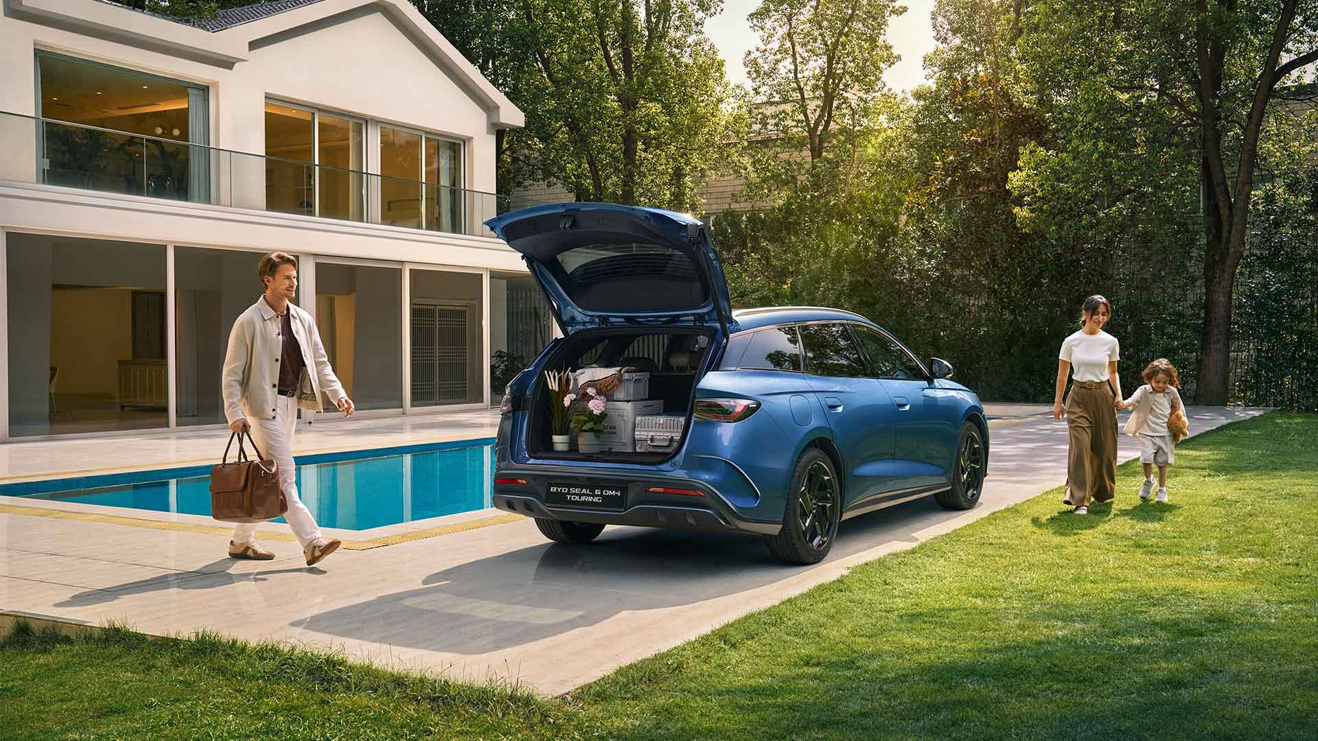 BYD mit geöffnetem Kofferraum vor einem Haus mit Pool
