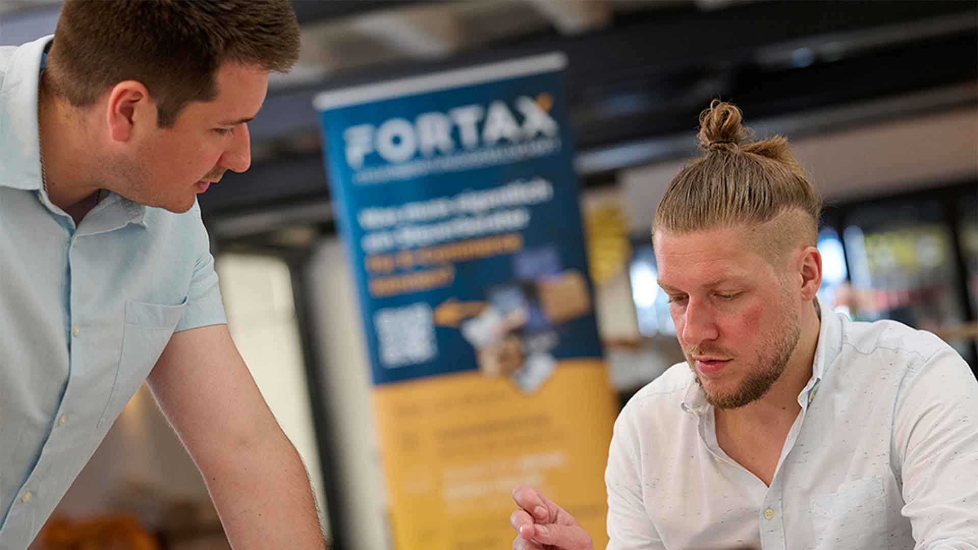 Die Siegener Steuerberater Adrian Stricker und Nils Klammer der FORTAX GmbH im Gespräch