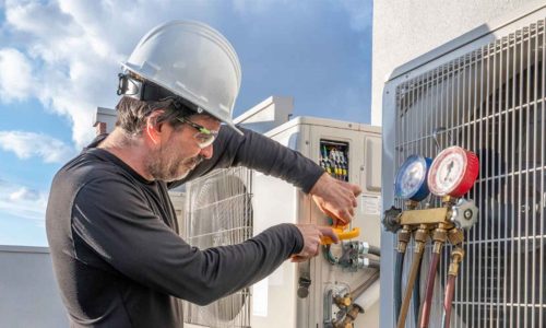 Installateur arbeitet an einer Klimaanlage in Siegen