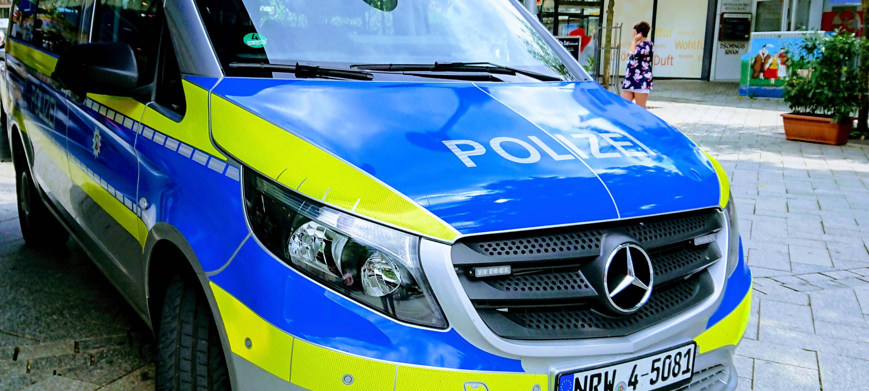 Koffer vor dem Eingang