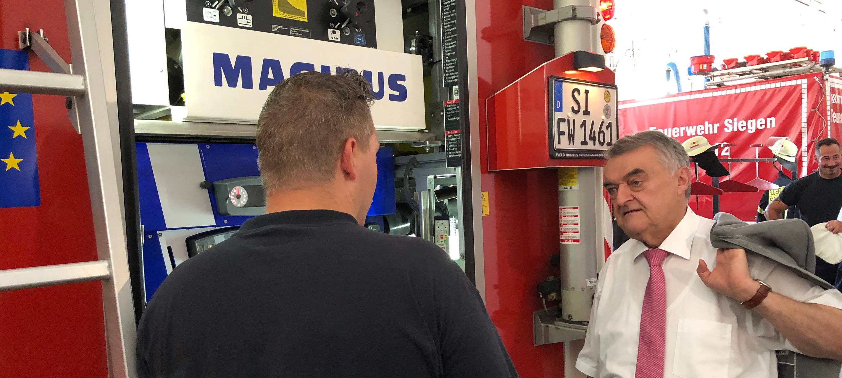 Herbert Reul besucht Feuer- und Rettungswache in Siegen