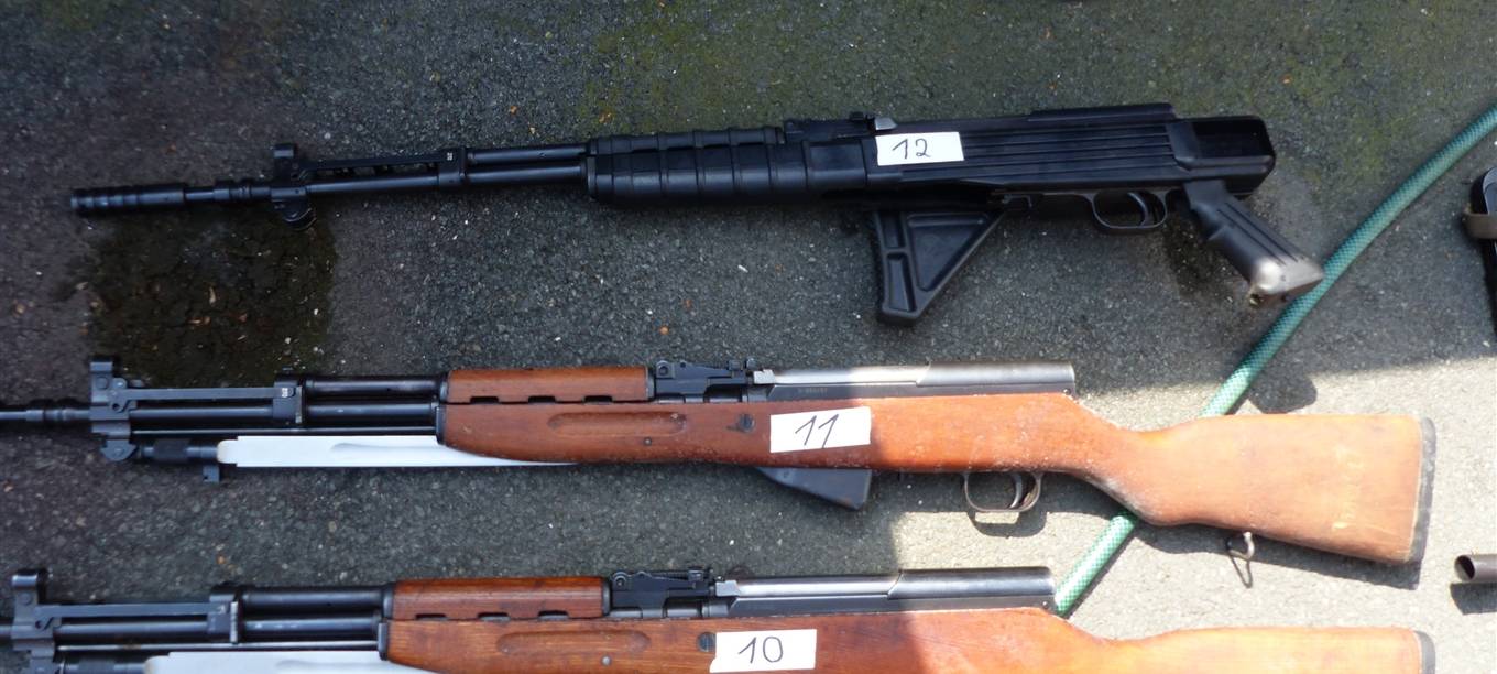 Waffennarr hortete haufenweise Waffen und Munition