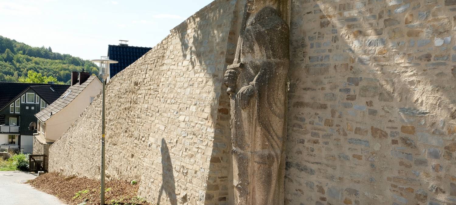 Sanierung der Schlossmauer läuft auf Hochtouren