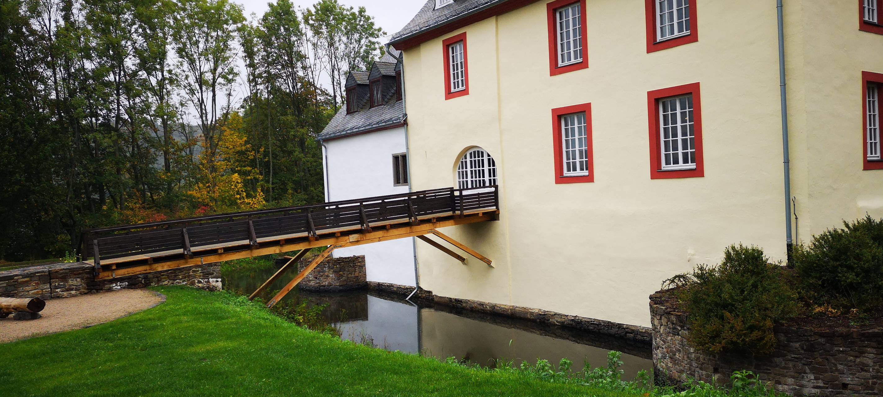 Außengelände der Wasserburg Hainchen ist fertig