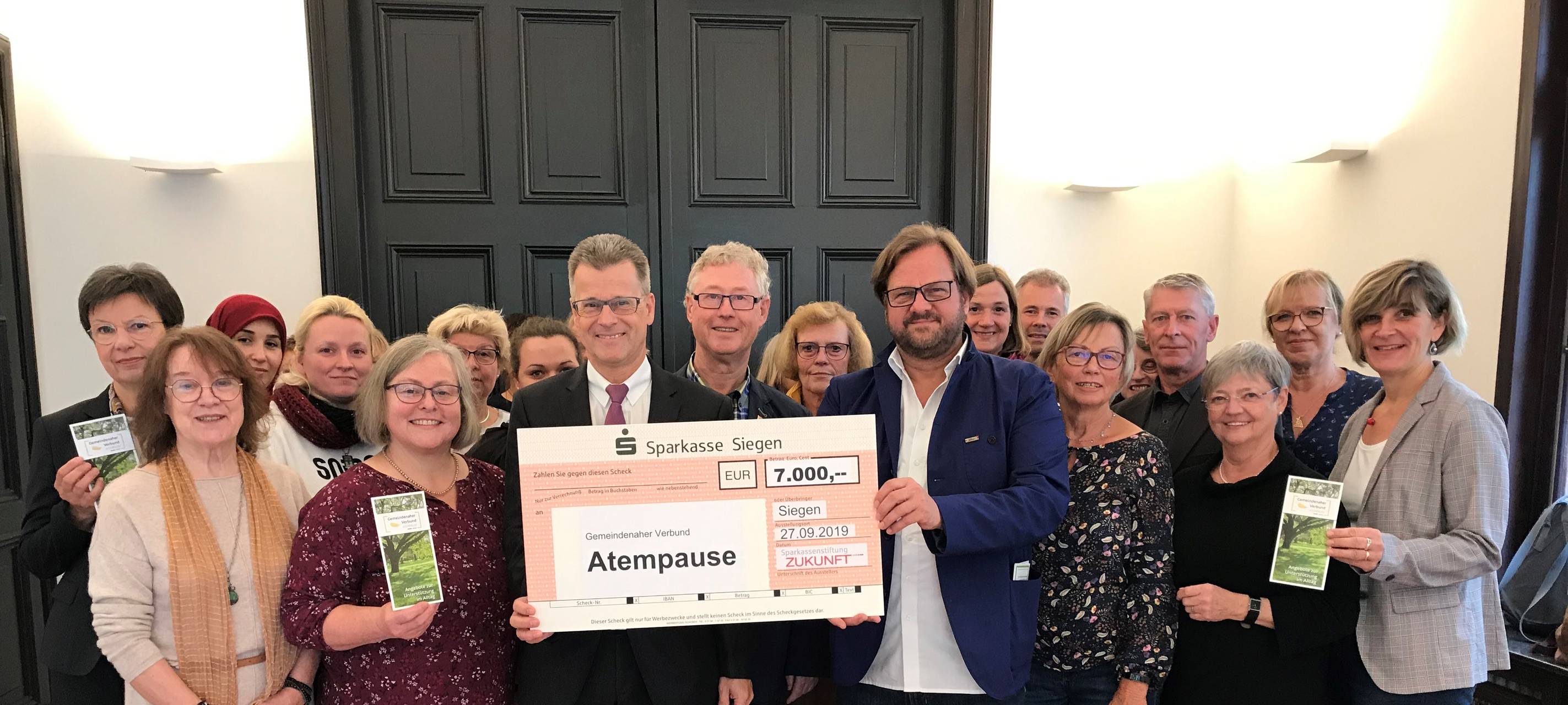 Sparkassenstiftung spendet 7000 Euro an Verbund "Atempause"