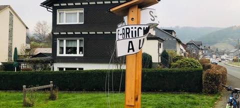 Mitfahrerbank Wingeshausen beschädigt