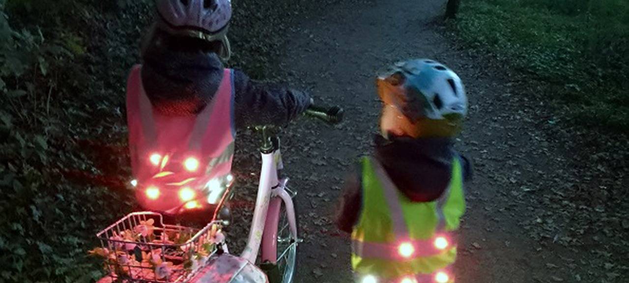 Mutter erfindet Kinder-Warnwesten