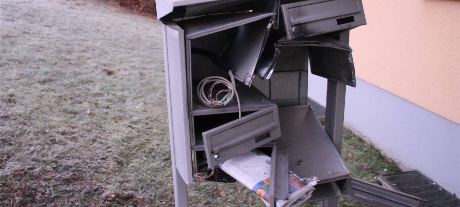 Unbekannte sprengen Briefkasten mit Böllern