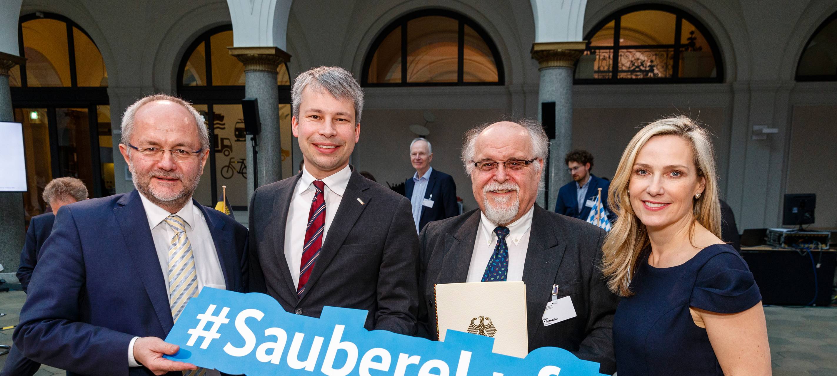 Fünf E-Autos für Entsorgungsbetrieb