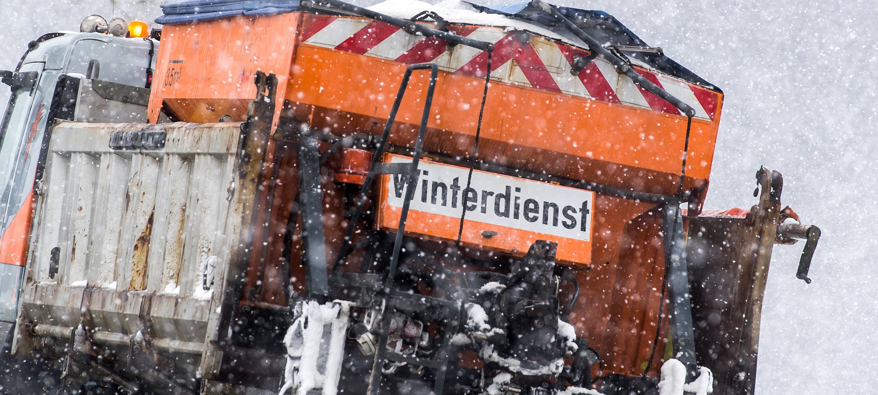 Der Winterdienst sorgt für geräumte Straßen (Symbolbild).