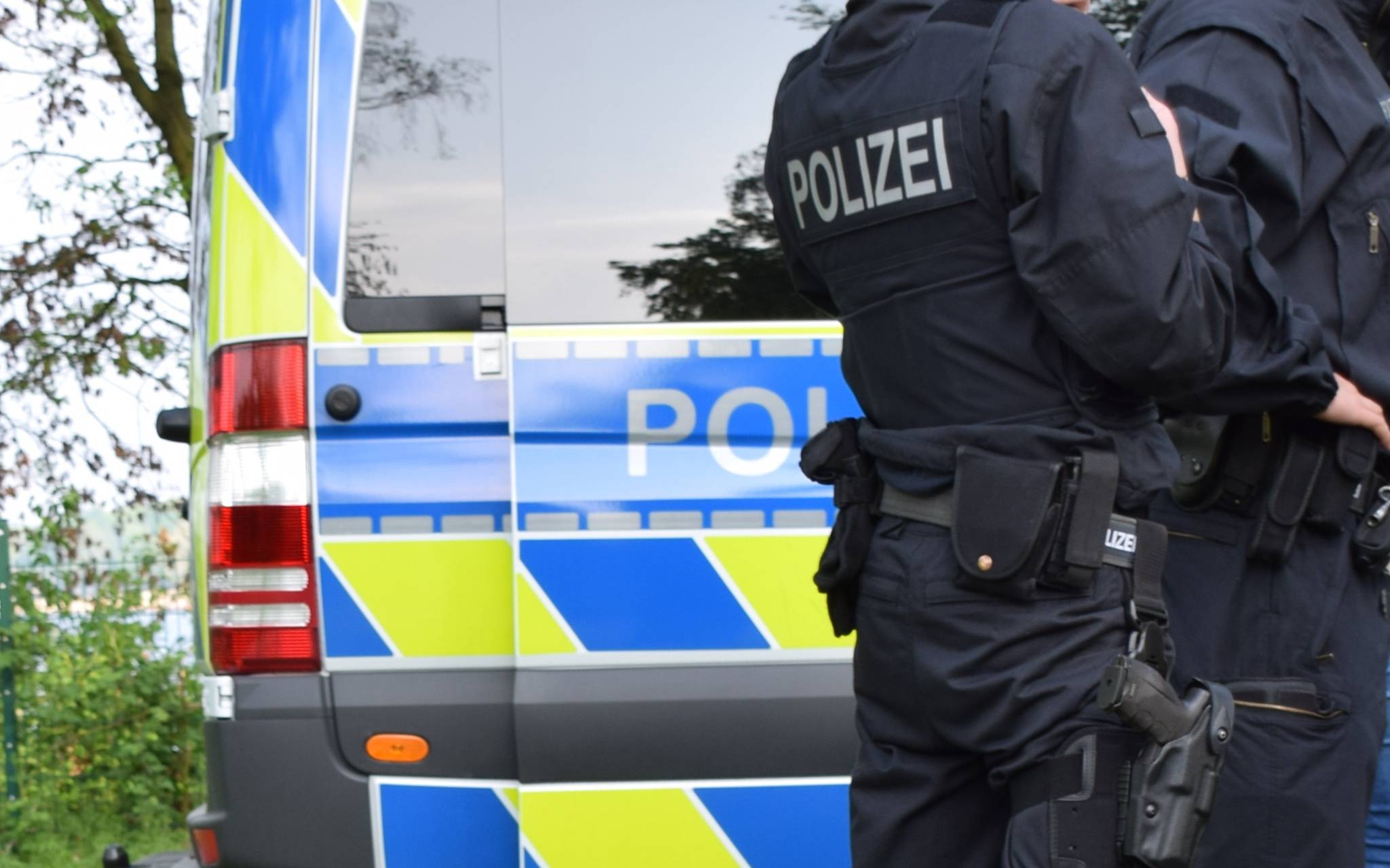 Mann bedroht in Eisern Polizisten mit Messer