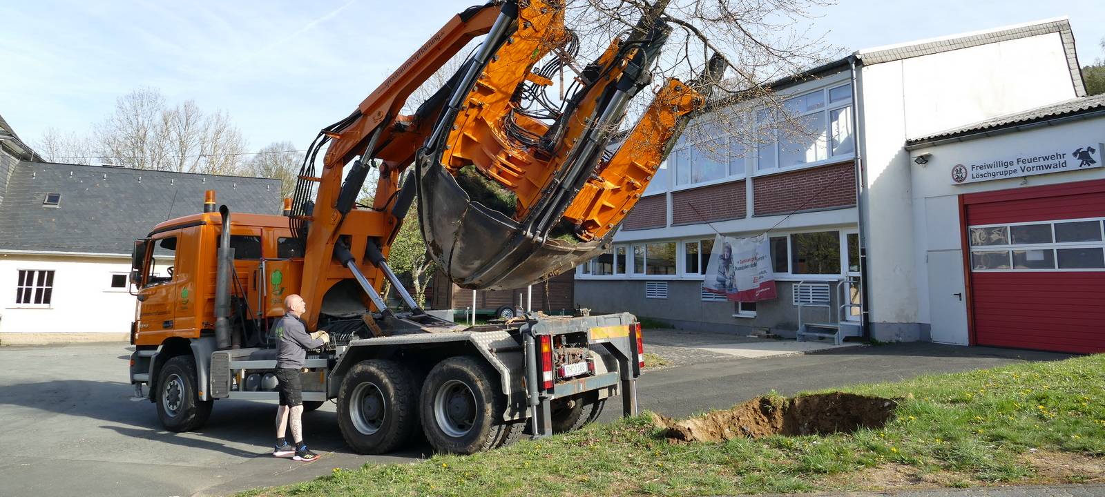 In Hilchenbach ist ein Baum umgezogen