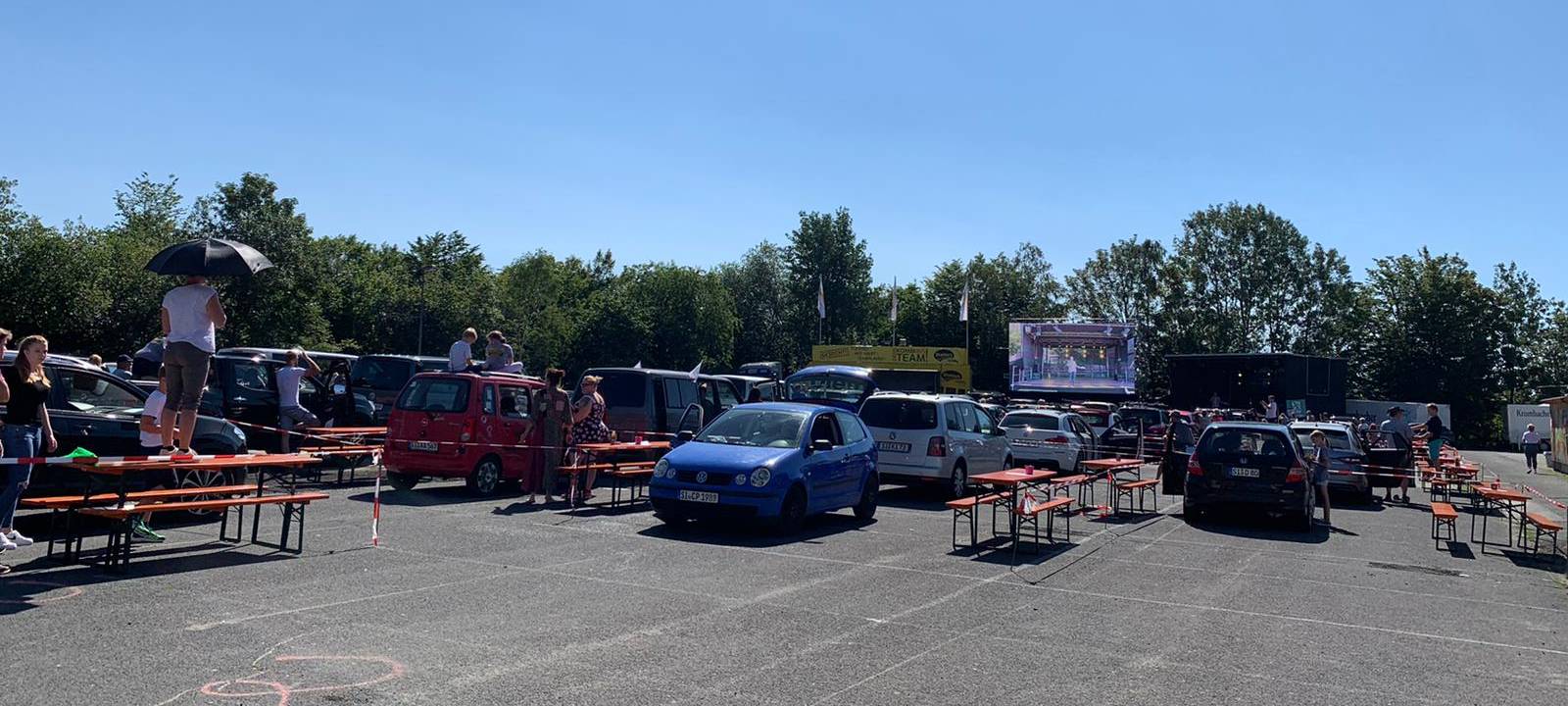 Zeugnisübergabe im Autokino