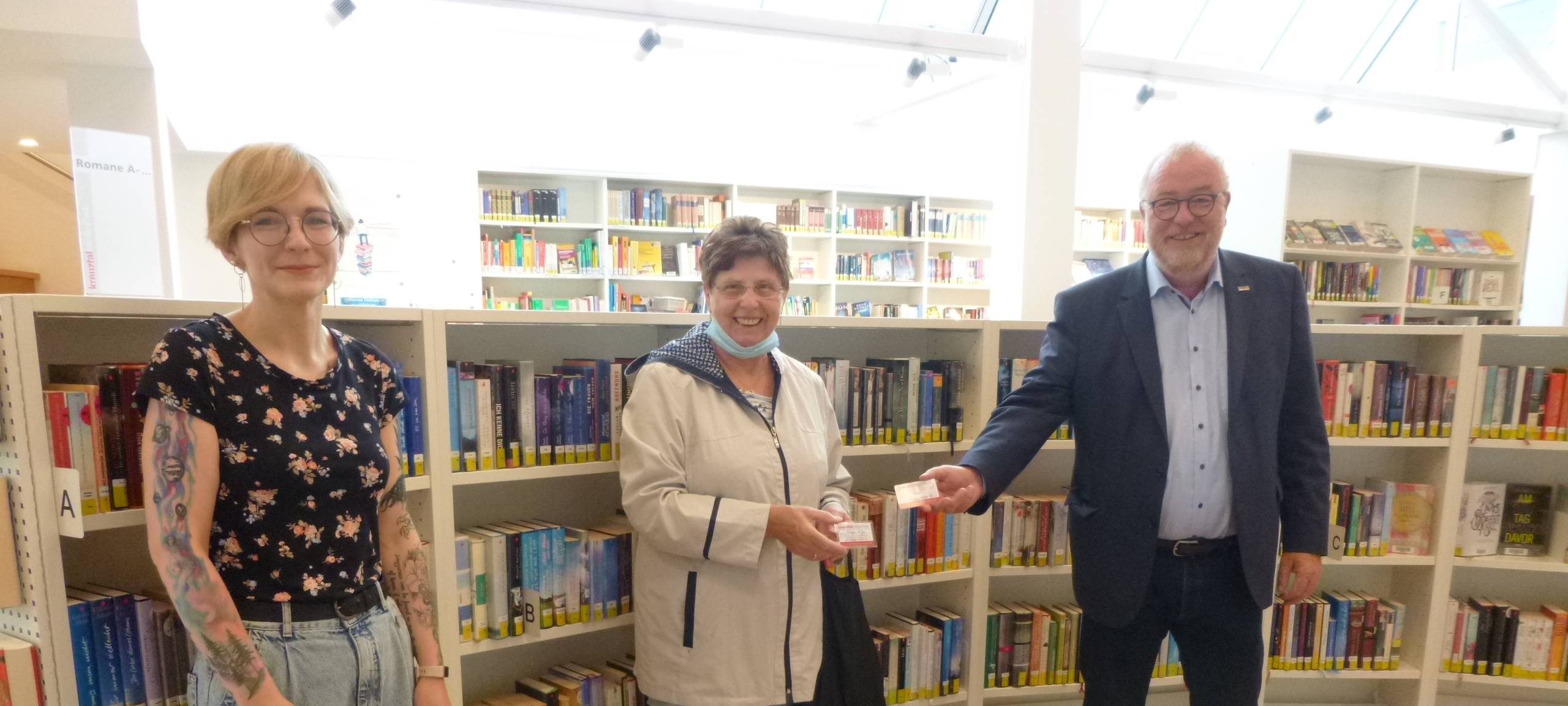 Neue Ausweise für die Stadtbibliothek in Kreuztal