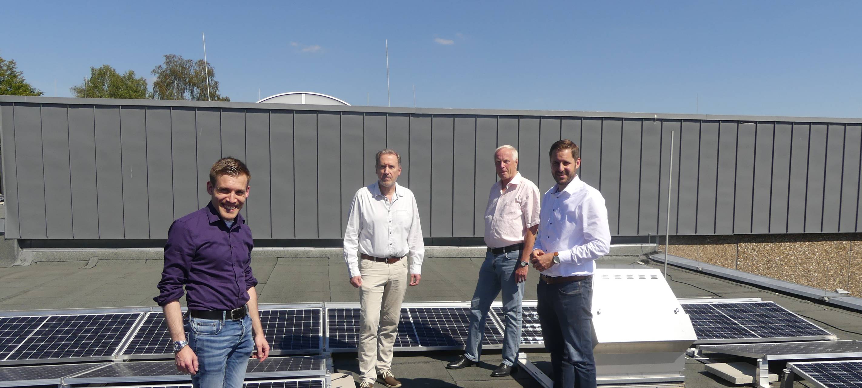 830 Solar-Modulen auf Hallenbaddach