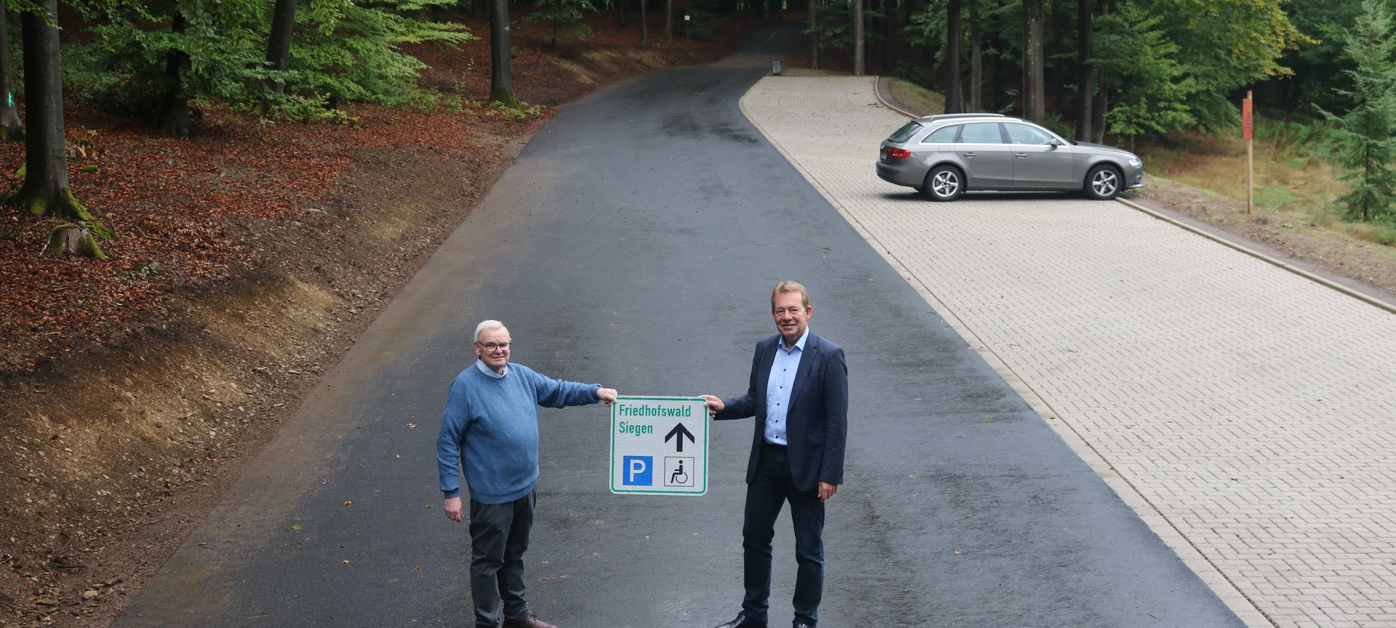 neuer Parkplatz am Friedhofswald fertiggestellt