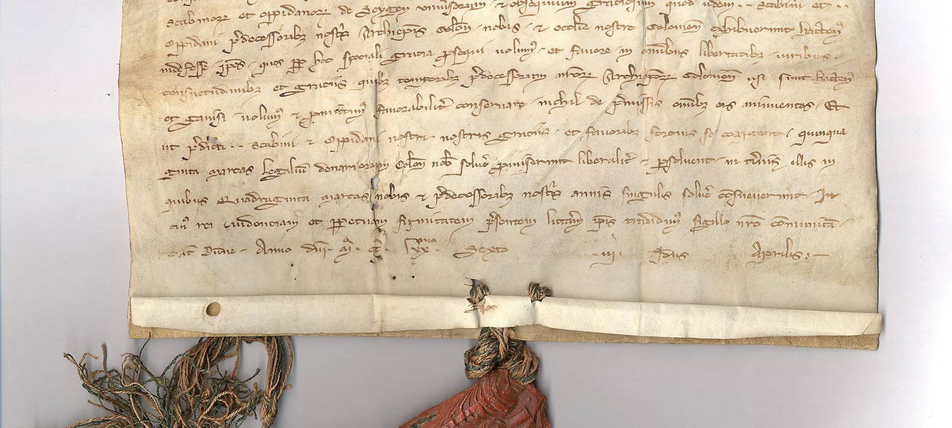 Stadtarchiv Siegen sichert mittelalterliche Pergamenturkunden