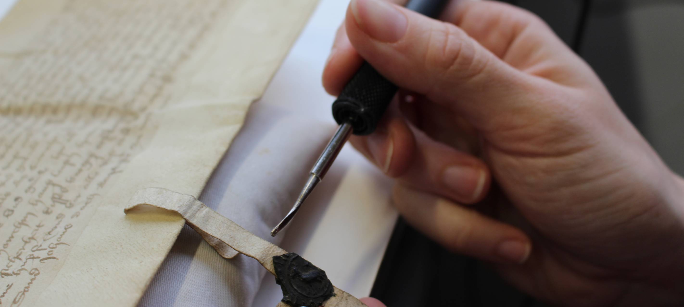 Mittelalterliche Pergamenturkunden zurück im Stadtarchiv Siegen