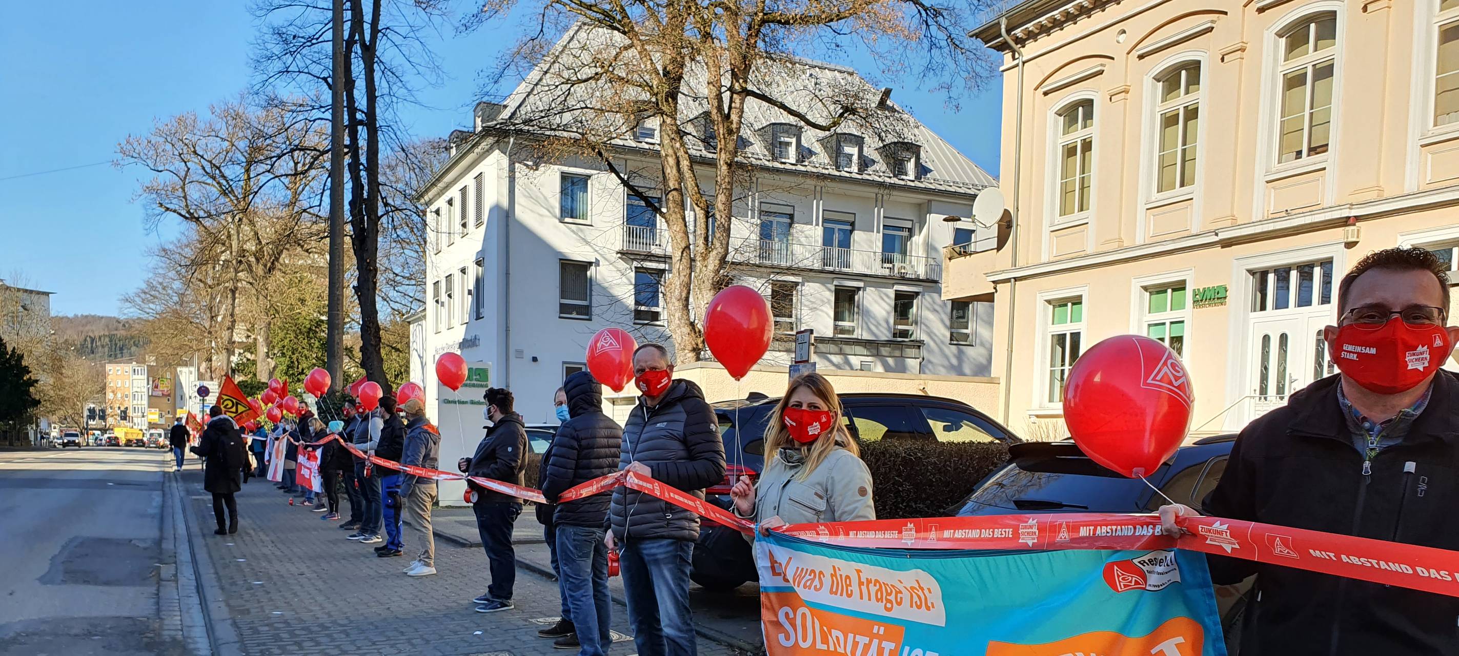 Beschäftige bilden Menschenkette