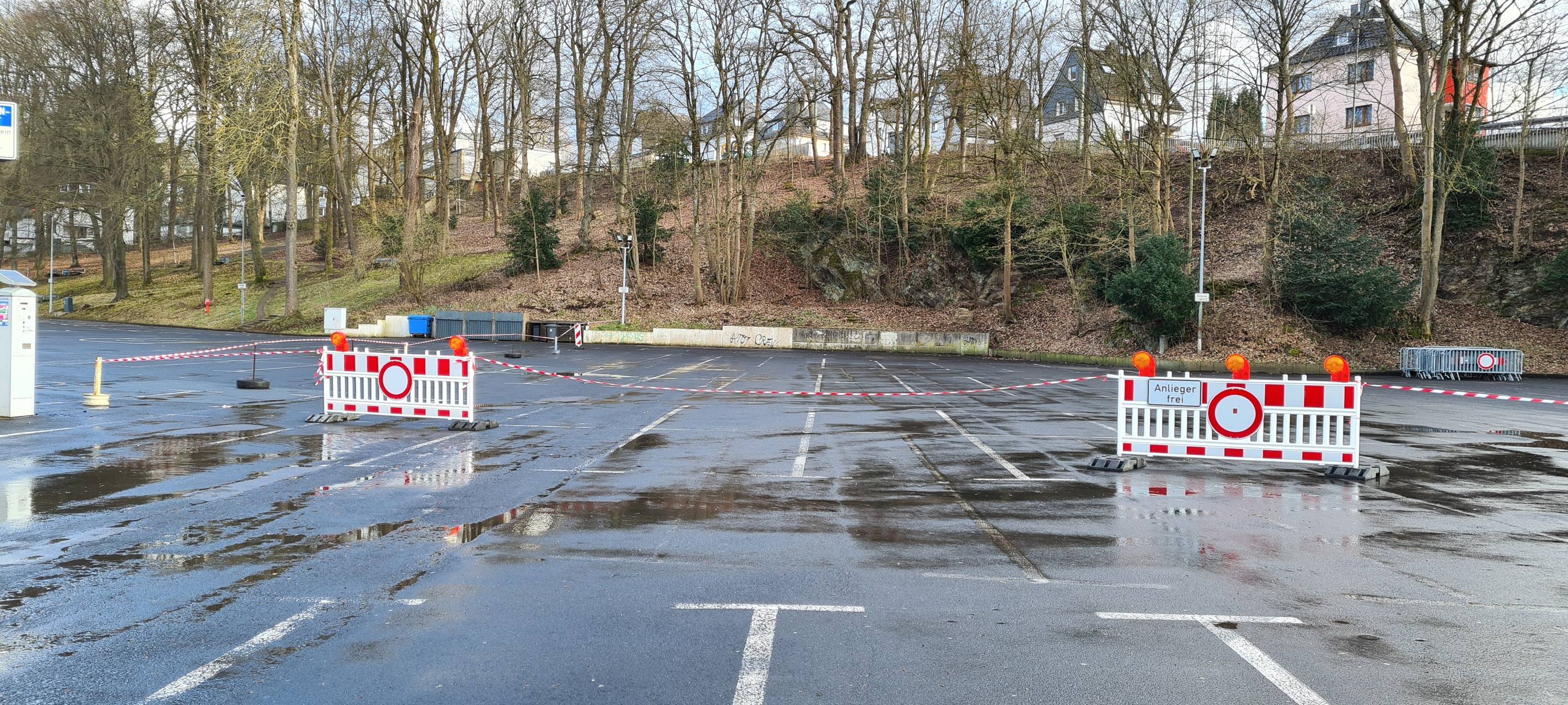 Corona-Schnelltest-Drive-In an der Siegerlandhalle in Aufbau