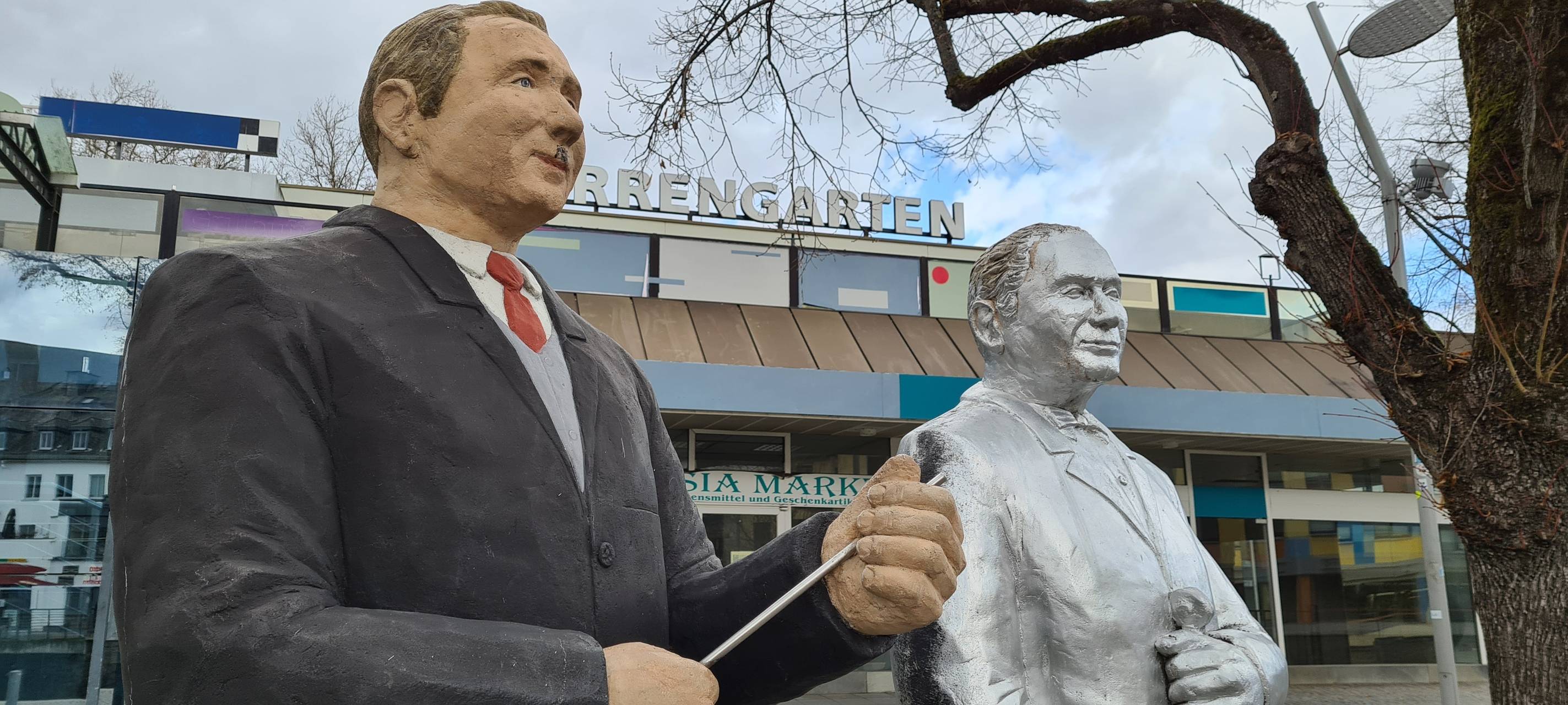 Brüder-Busch-Figuren sollen in Blumenbeet des Schlossgartens