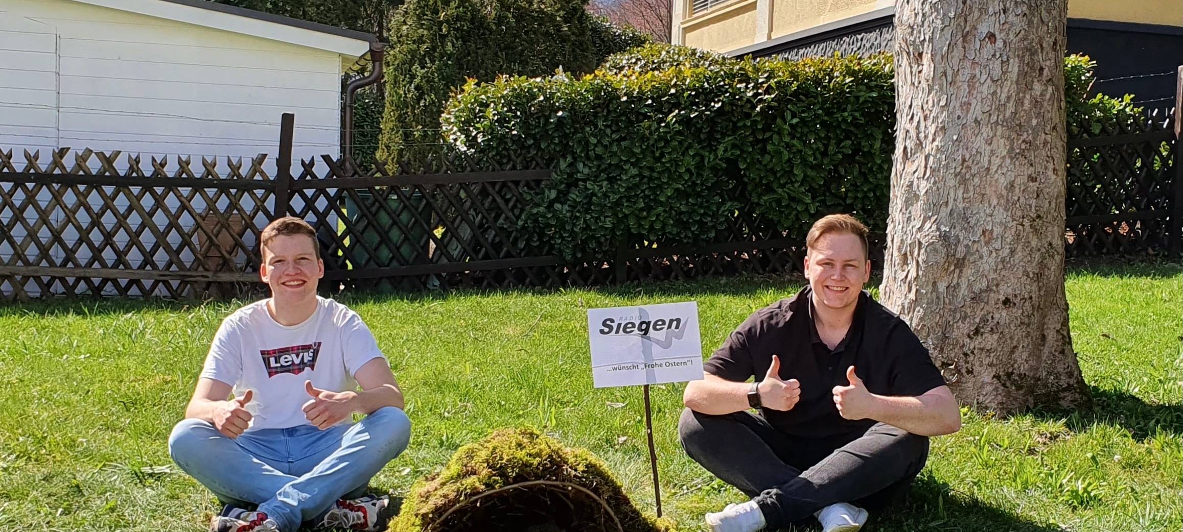 Reporter bauen eine "Osterkrippe"