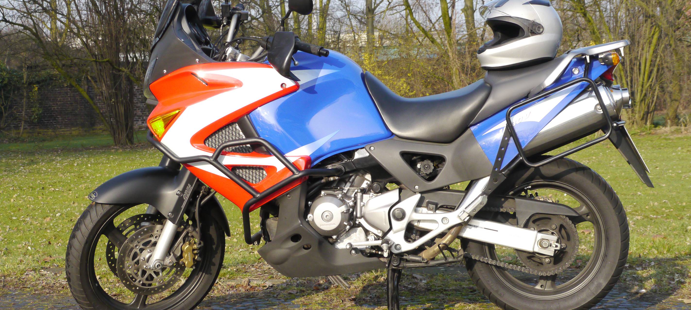 Ein Toter und drei Schwerverletzte nach Motorradunfällen