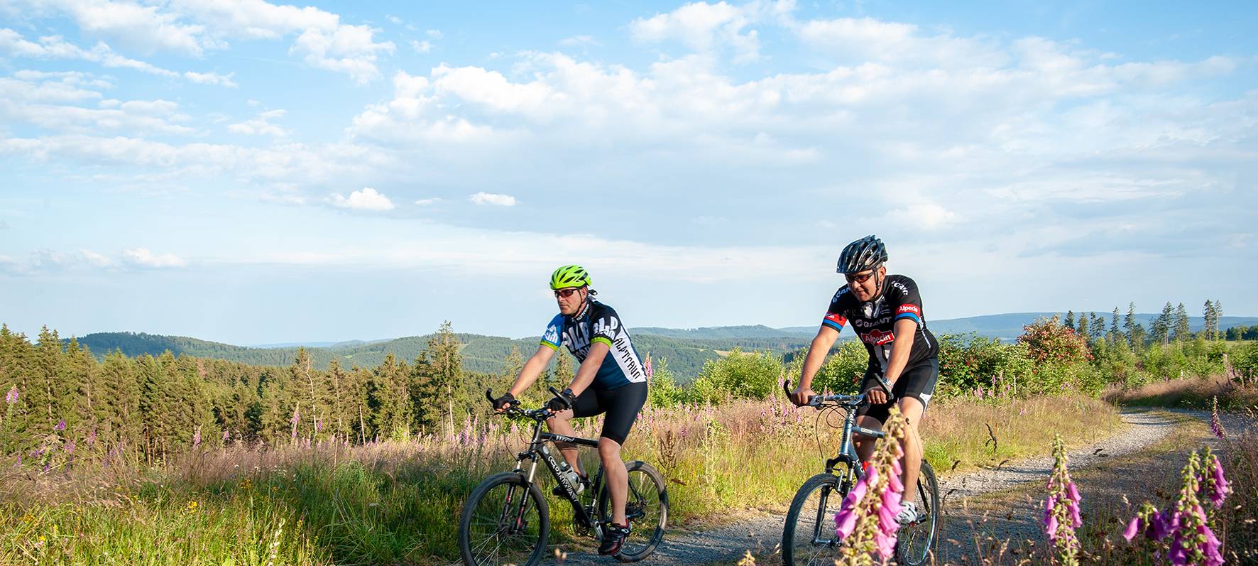 Zwei Fahrradfahrer in der Natur am Rothaargebirge