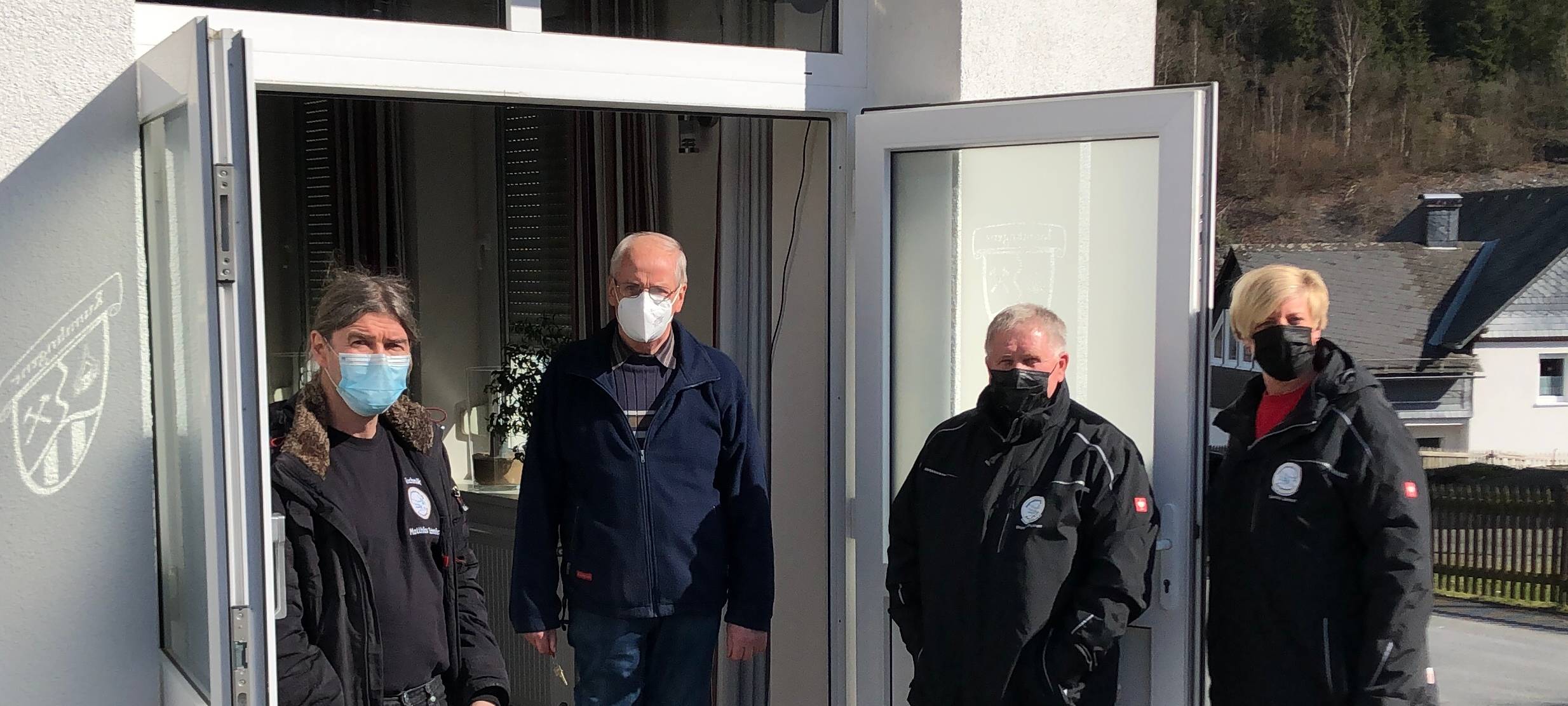 Mitglieder des Jugendfördervereins Bad Berleburg stehen vor dem Rumilingene-Haus in Raumland