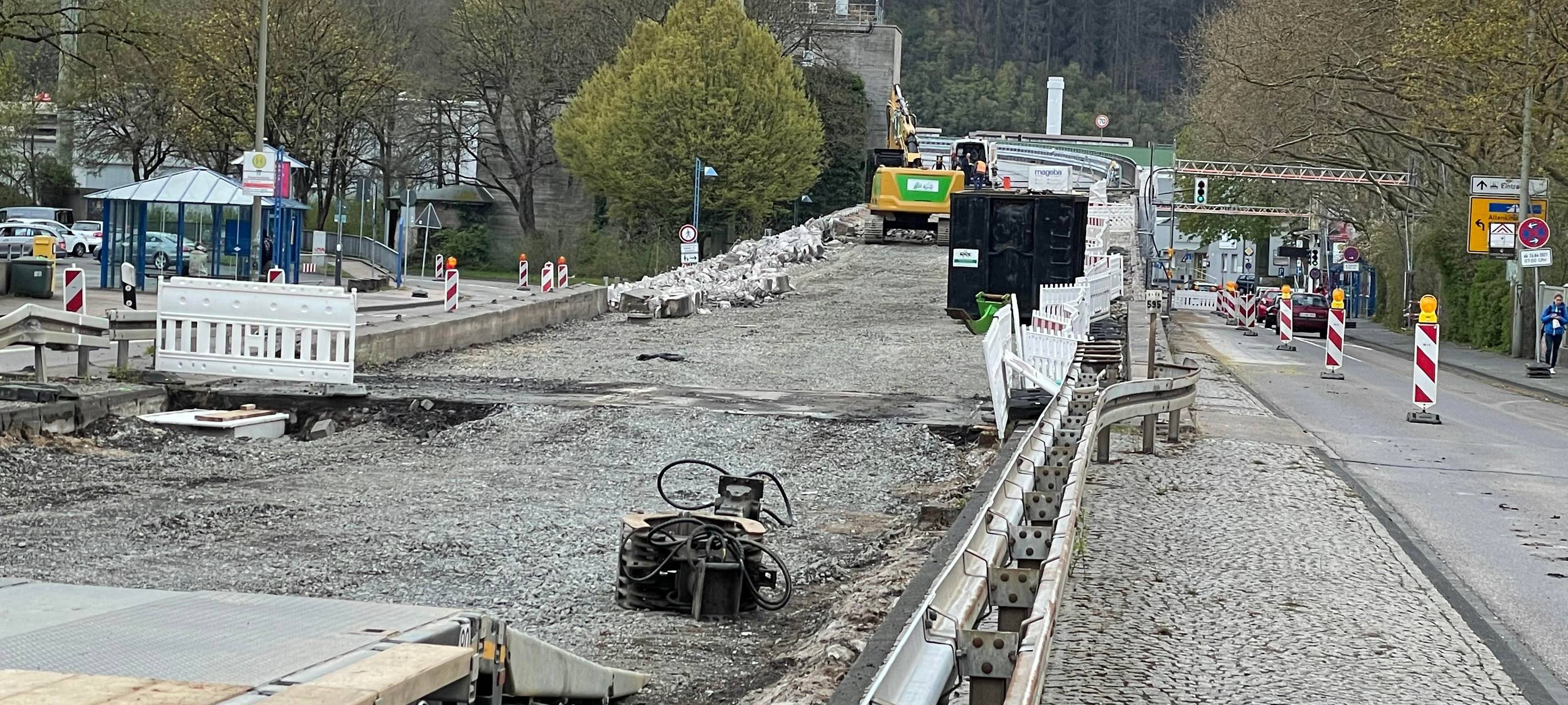 Baustelle an der HTS-Rampe in Siegen im April 2021 mit aufgerissener Straße und Baustellenfahrzeugen