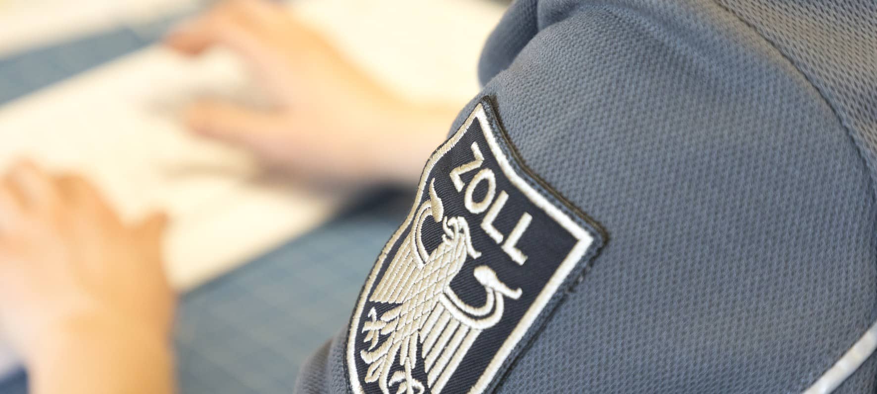 Der Zoll hat in Siegen eine Firma durchsucht wegen des Verdachts der Schwarzarbeit von Ausländern ohne Aufenthaltsgenehmigung. Dem Unternehmer droht Gefängnis und die Ausländer werden abgeschoben.