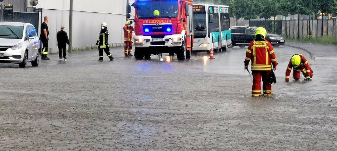 Starkregen sorgt für überflutete Straßen und Keller
