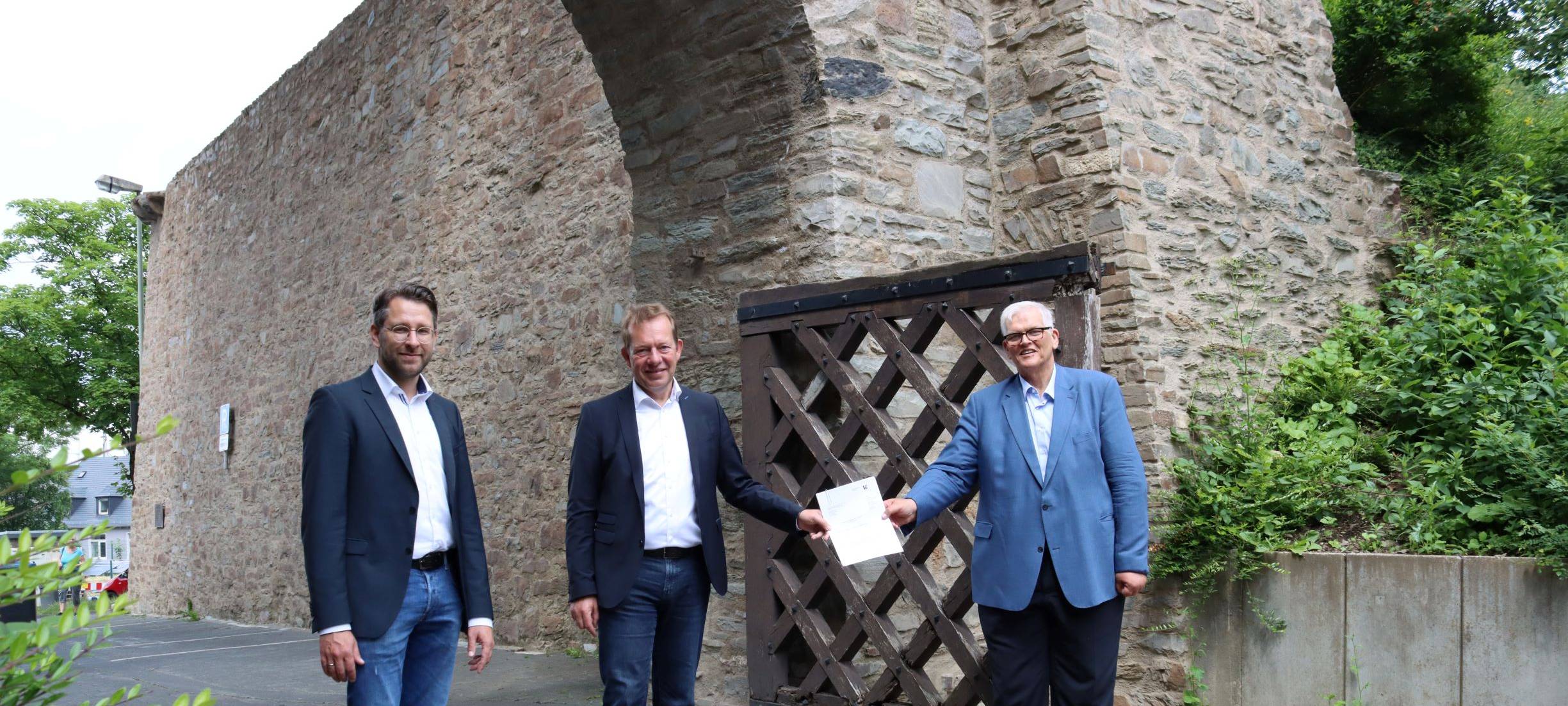 1,8 Millionen für zwei marode Mauerabschnitte