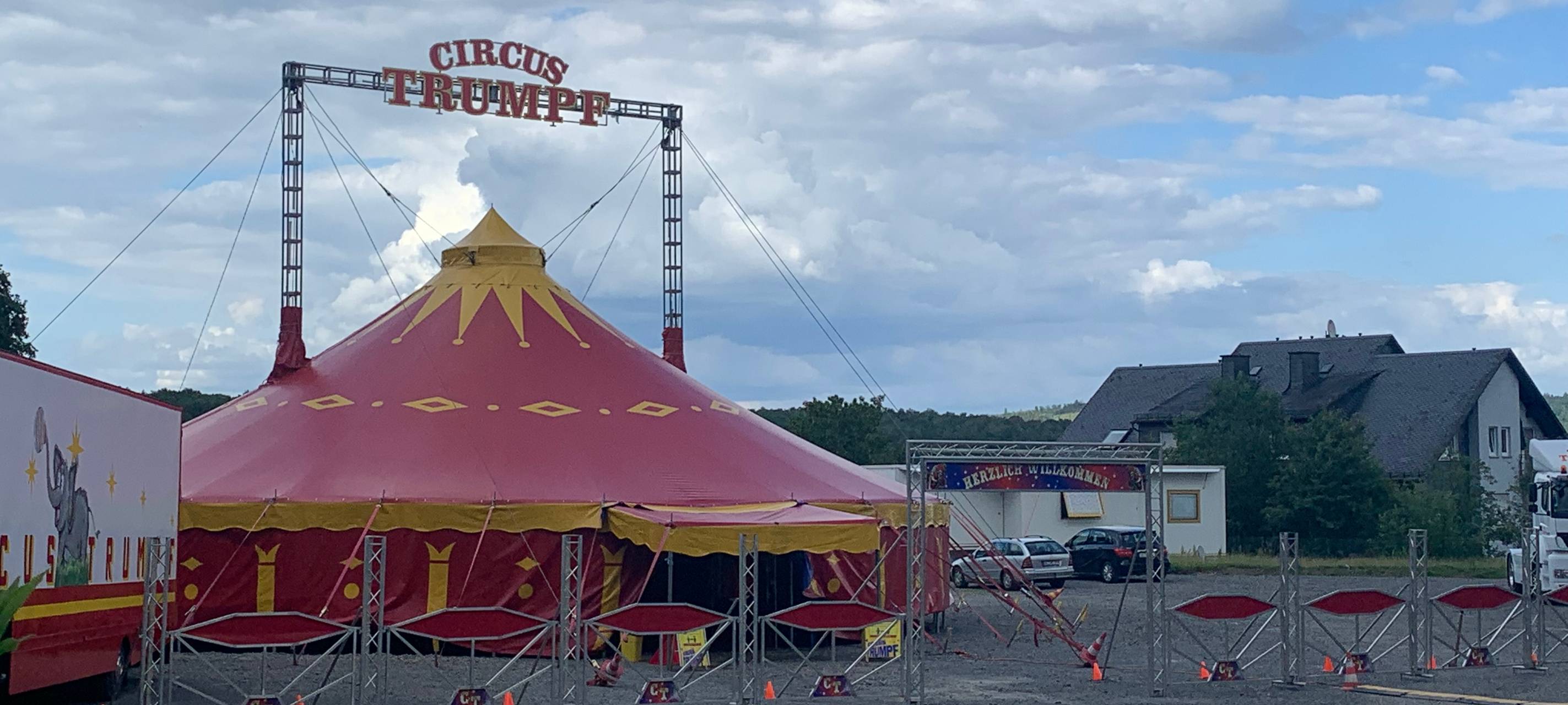 rotes Zelt des Zirkus Trumpf in Freudenberg