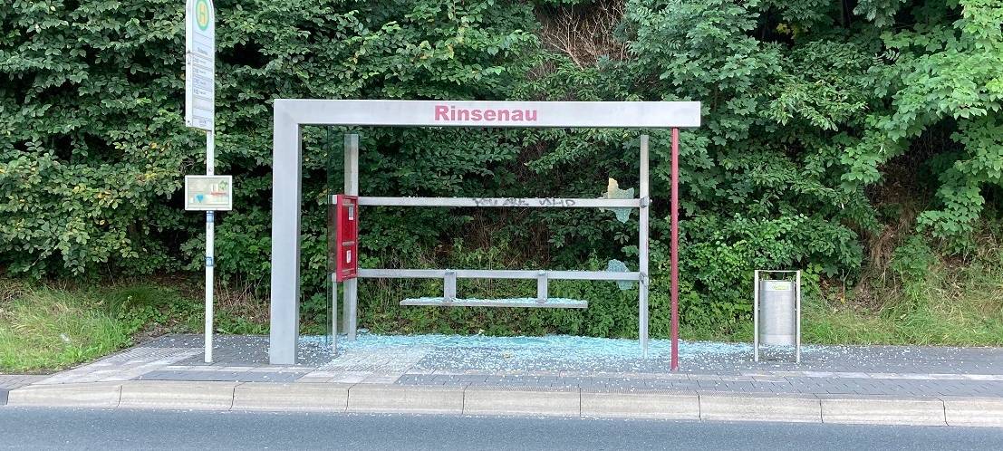 Zertrümmerte Glasscheiben, beschmierte Fahrplan-Vitrinen und beschädigte Mülleimer