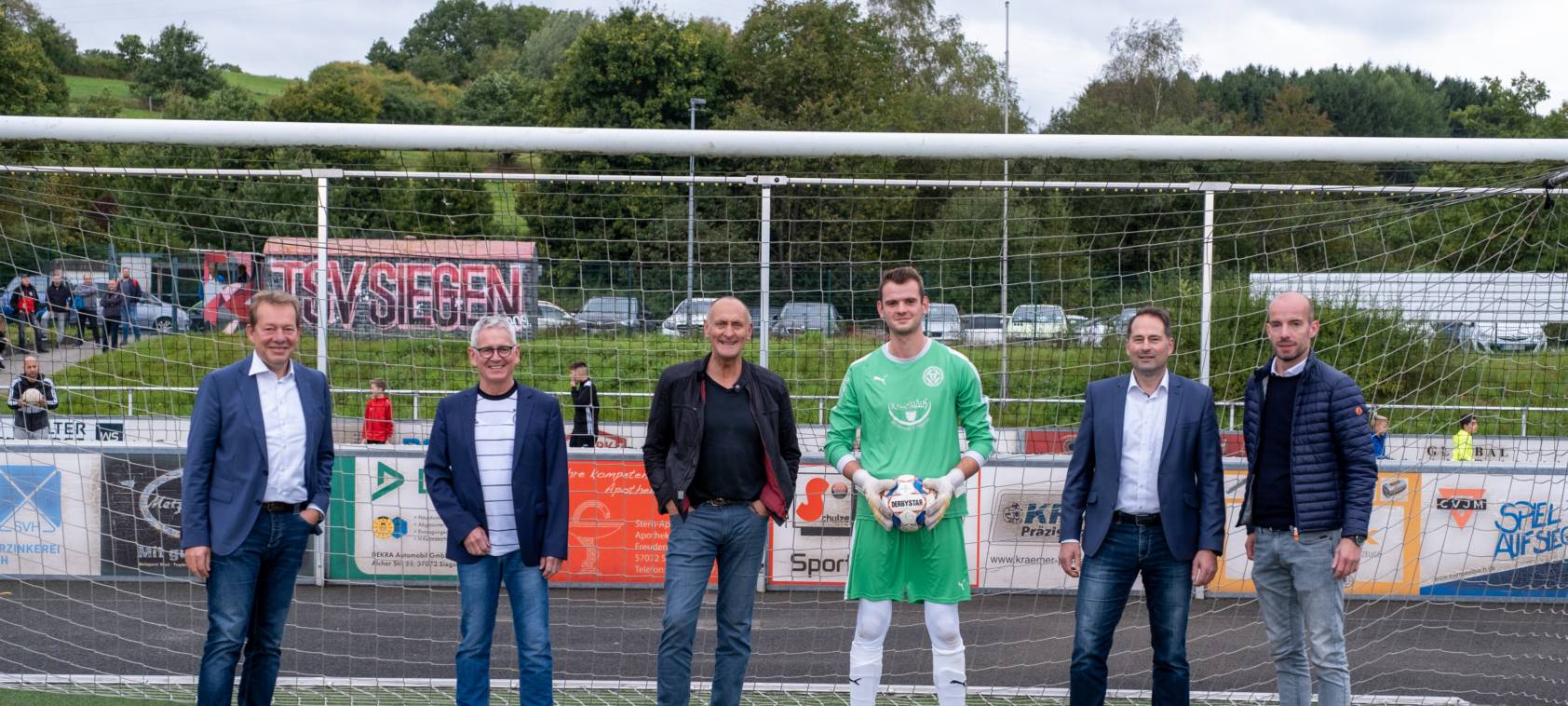 Sanierter Sportplatz an den TSV Siegen übergeben