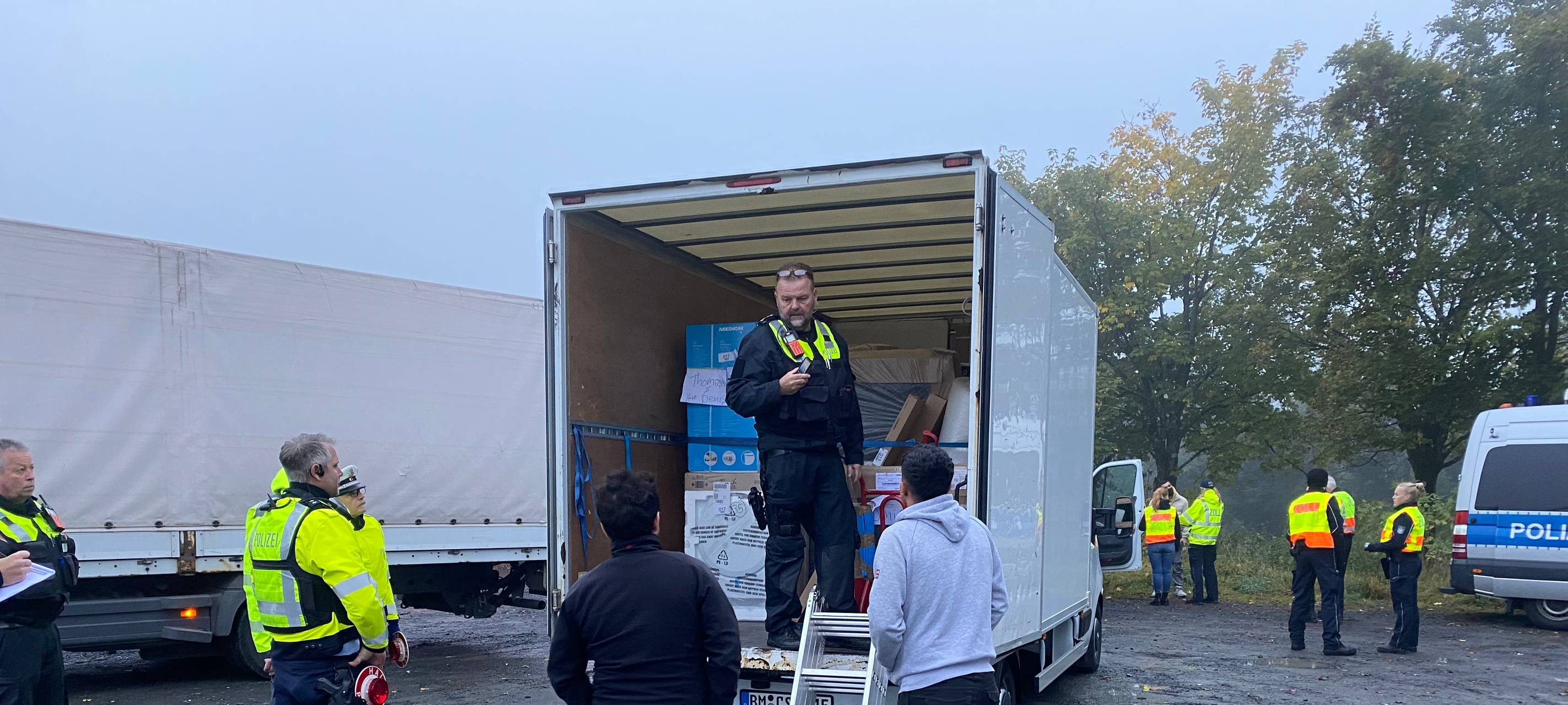 Zoll und Polizei kontrollieren LKW am Siegerlandflughafen