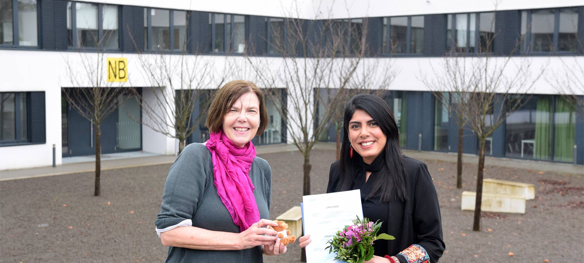 Prof. Dr. Vogel (links) übergibt den diesjährigen DAAD-Preis an Yalda Yazdani.