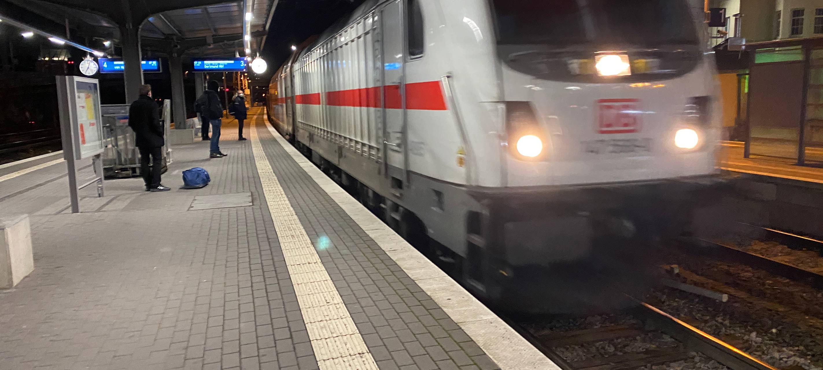 Siegen: Tänzer gerät unter Güterzug