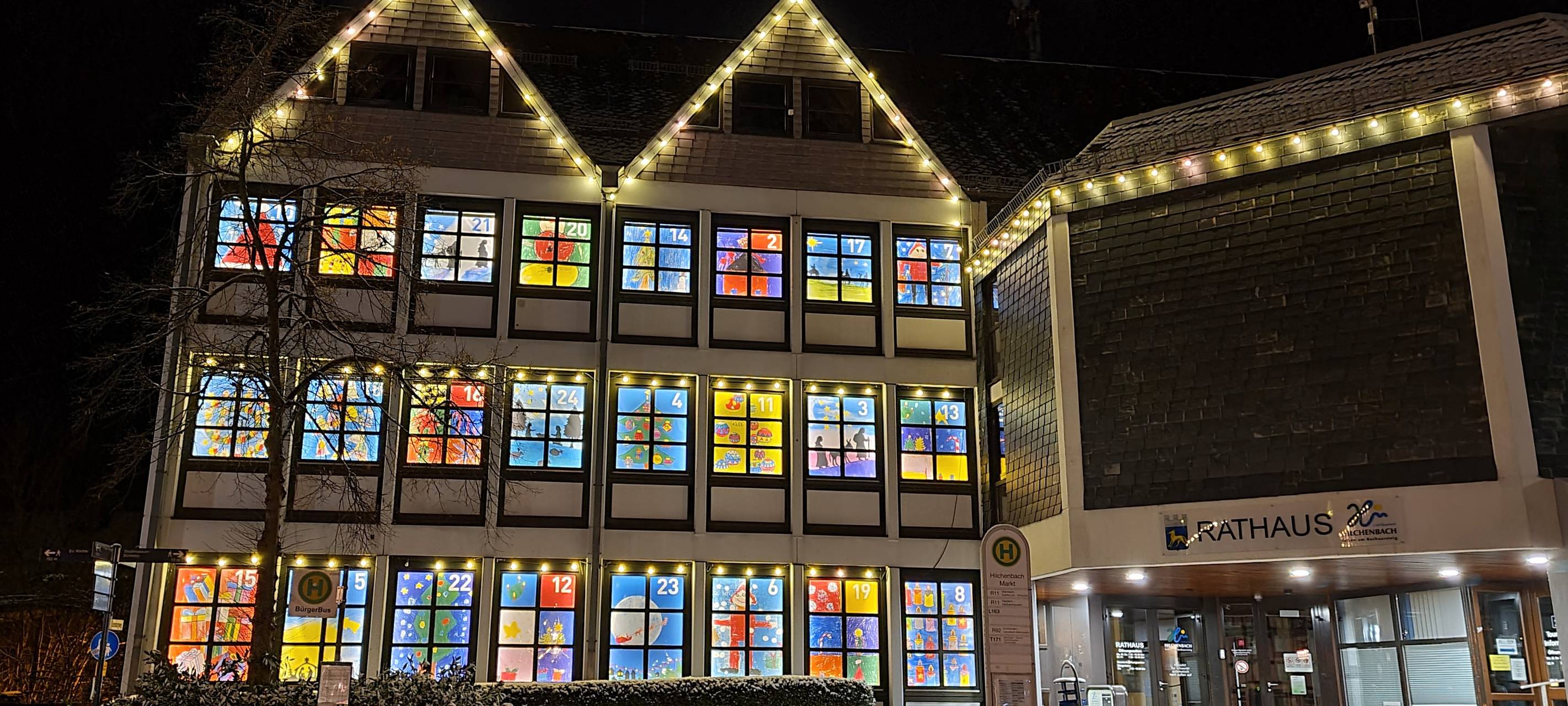 Leuchtende Fenster im Rathaus
