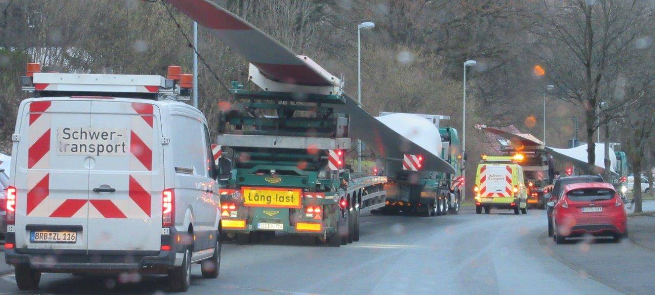 Wind stoppt Transport von Windkraftanlagenflügel